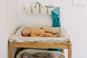 Fotografija umjetnog dojenčada na stoliću za prematanje